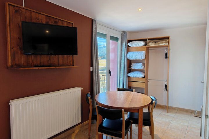 Room 9 of 35