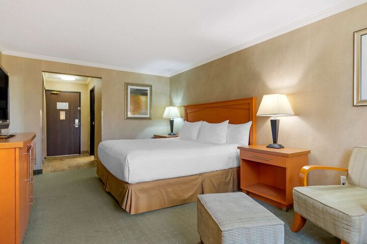 1 King Bed Chair Work Desk WiFi, Microwave and Refrigerator Full Breakfast (13 of 19)