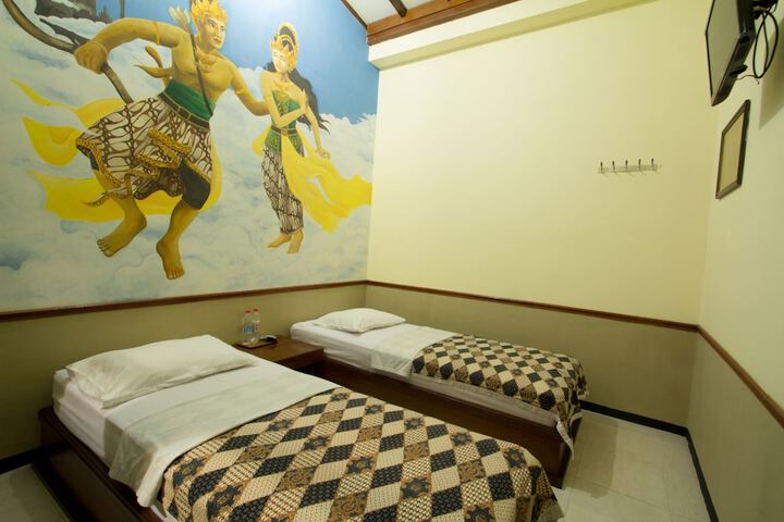 Room 13 of 33