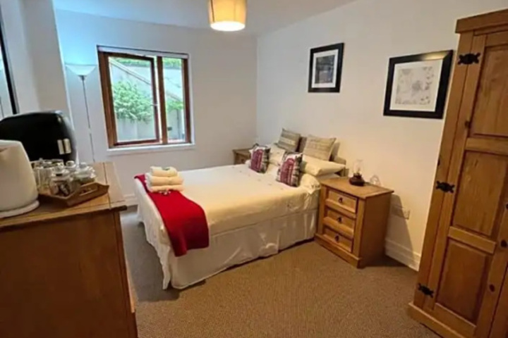 Room 5 of 10