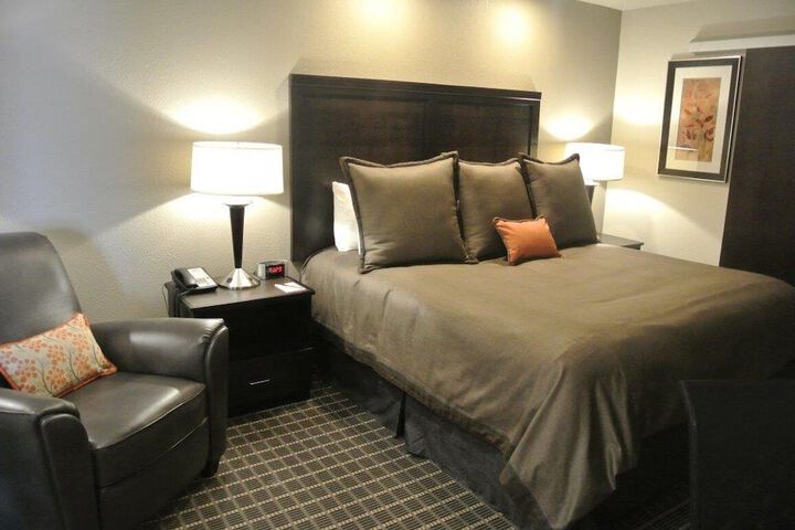 1 King Bed Accessible (3 of 5)