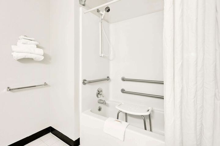 1 Queen Bed (8 of 8)