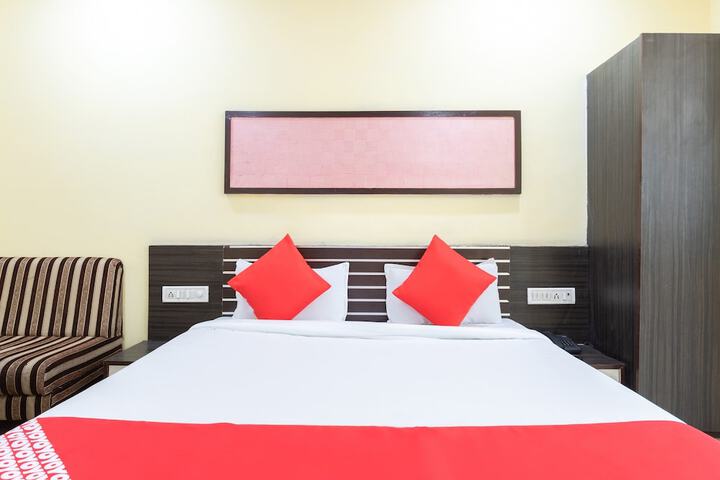 Room 4 of 16