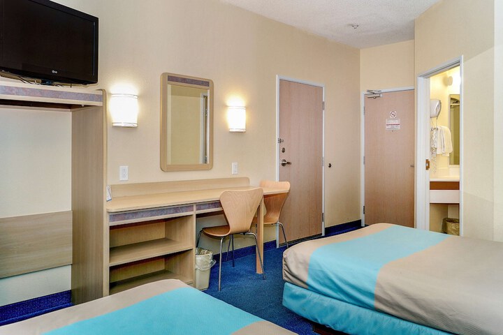 Room 13 of 27