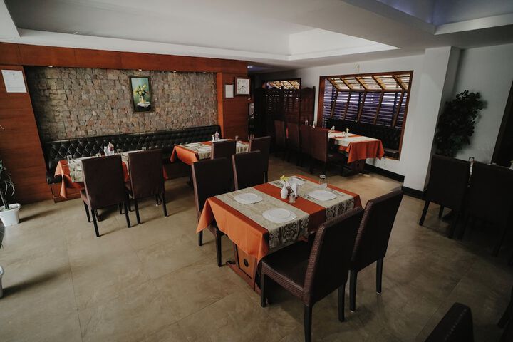Dining 9 of 11