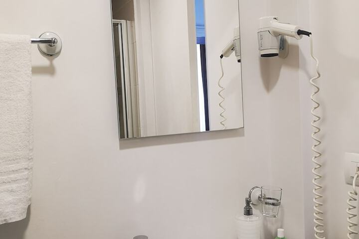 Room 6 of 40