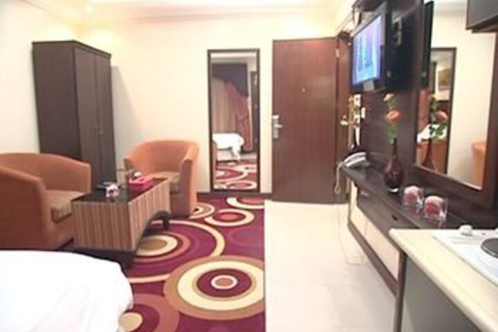 Room 11 of 27