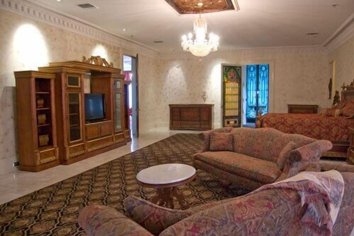 Room 12 of 38