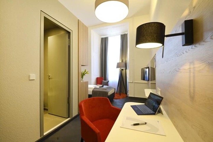 Room 10 of 30