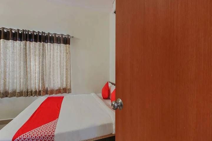 Room 6 of 8