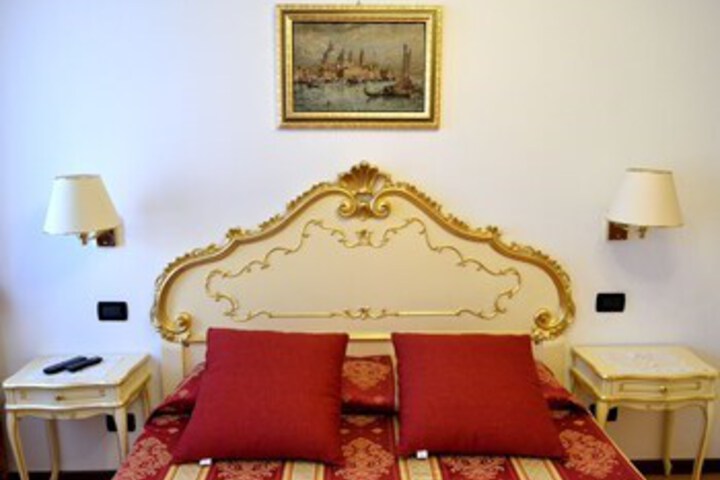 Room 24 of 53
