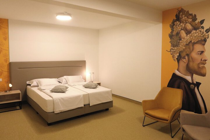 Room 4 of 17