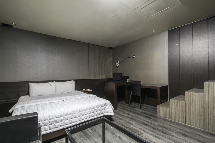Room 3 of 95