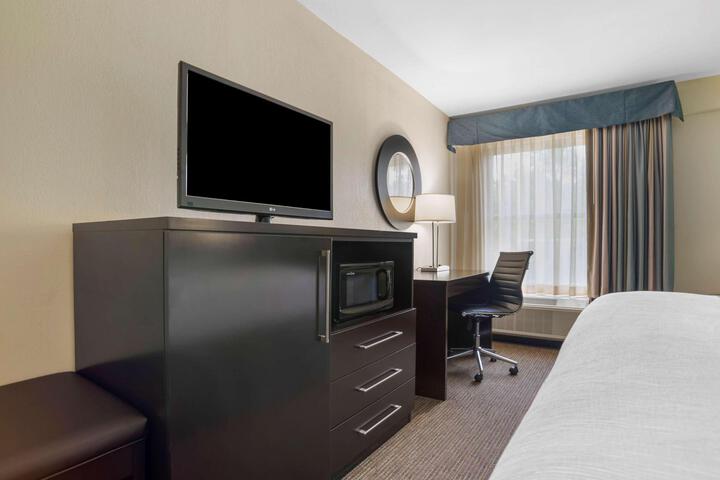 2 Queen Beds Microwave and Refrigerator Work Desk WiFi Full Breakfast (4 of 11)