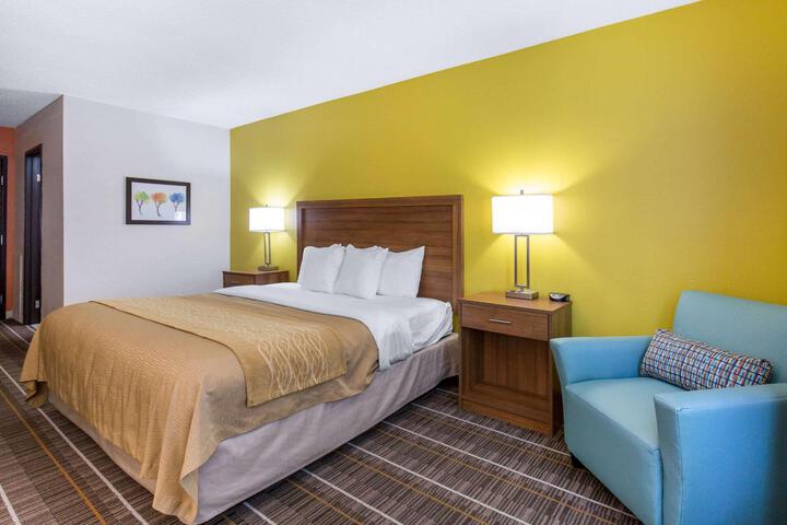 1 King Bed (2 of 11)