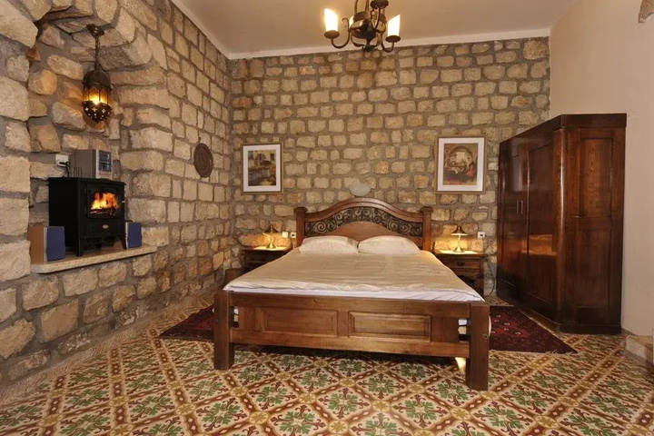 Room 6 of 9