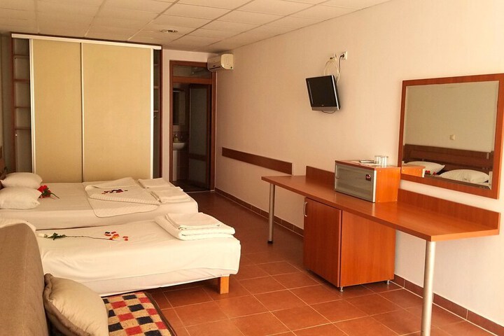 Room 44 of 100