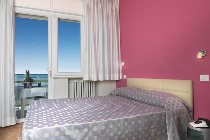 Room 4 of 17