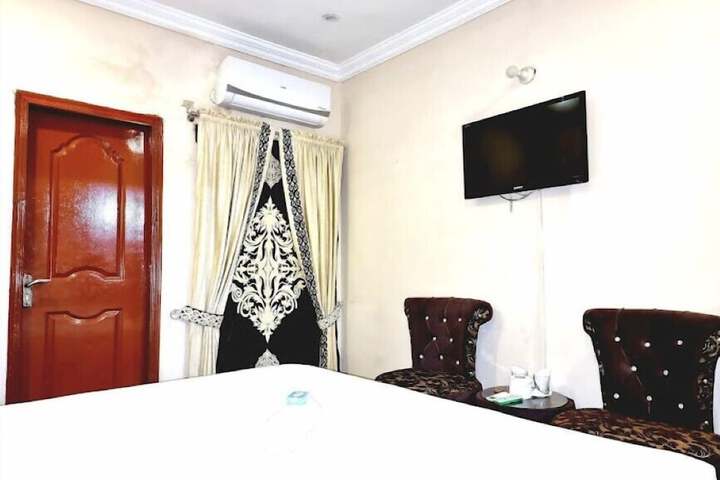 Room 8 of 11