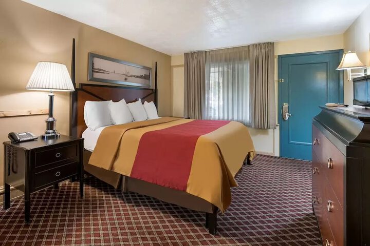 Room 4 of 18