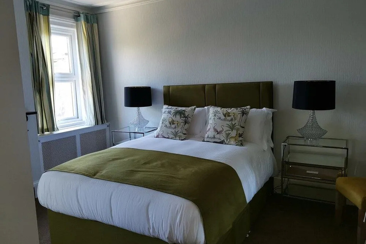 Room 5 of 10