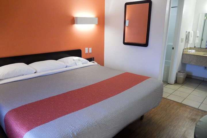 Room 17 of 27