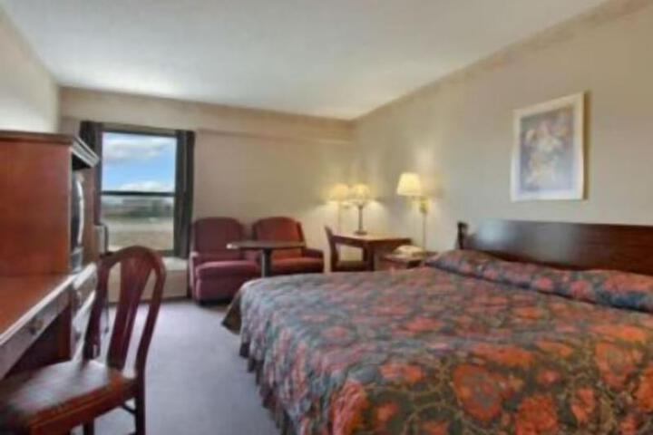 1 King Bed (3 of 11)