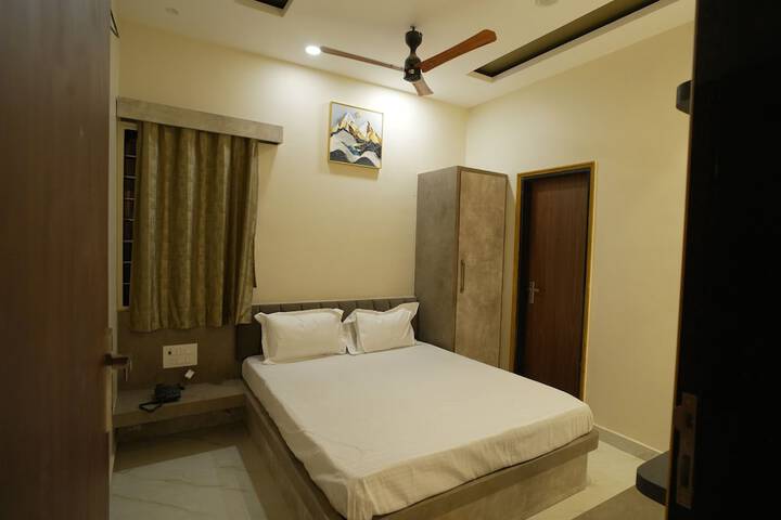 Room 13 of 34