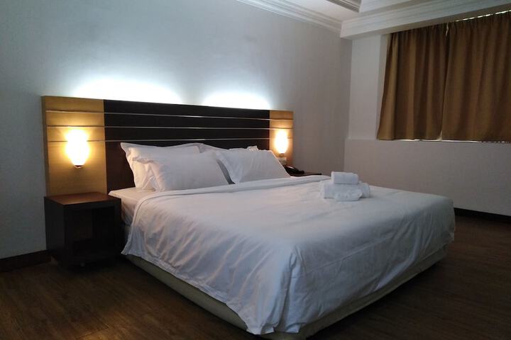 Room 11 of 33