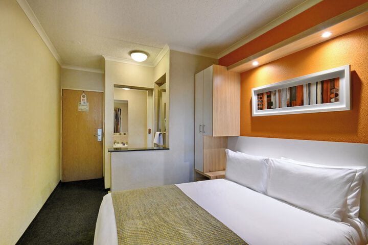 Room 6 of 16