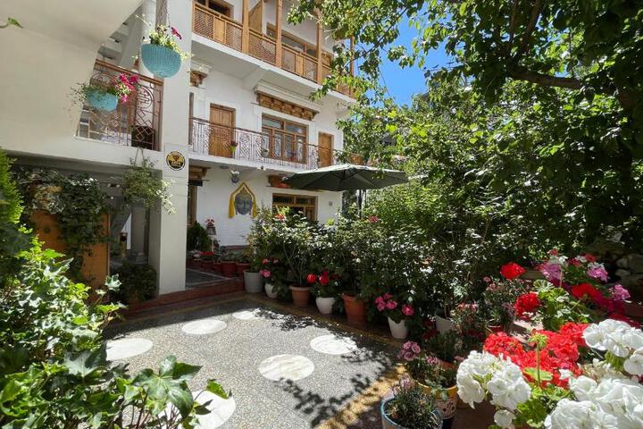 Hotel shaynam