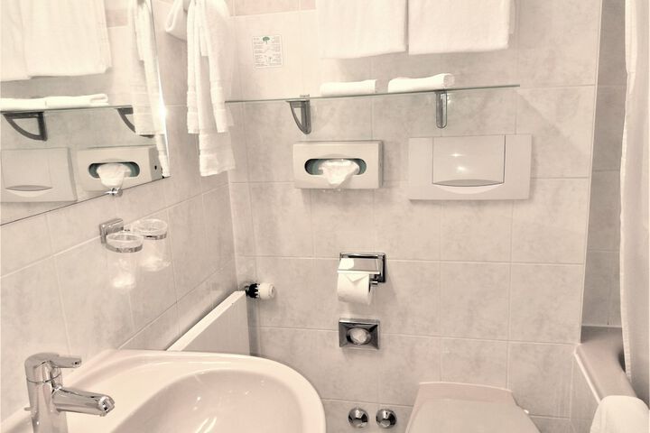 Room 16 of 33