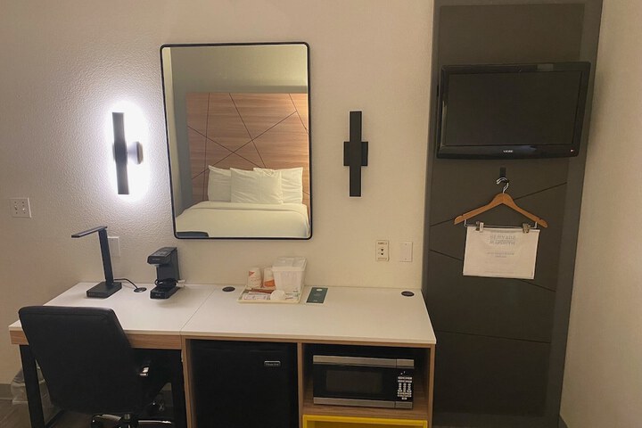 1 Queen Bed (5 of 13)