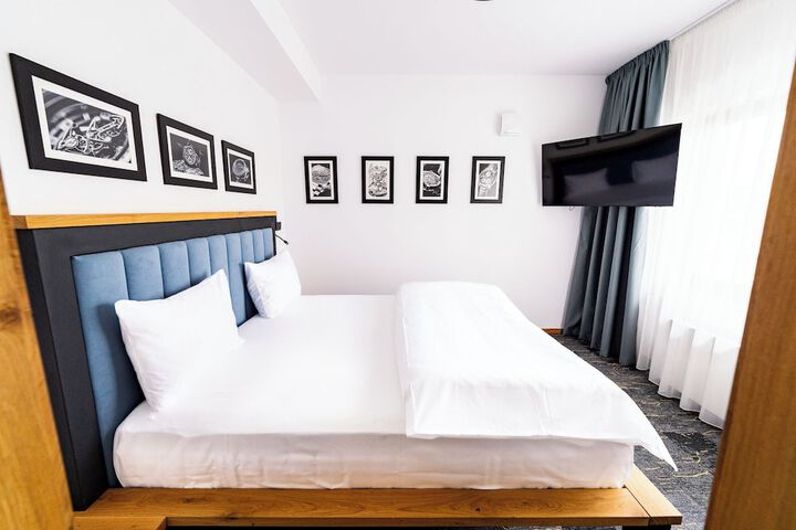 Room 3 of 77