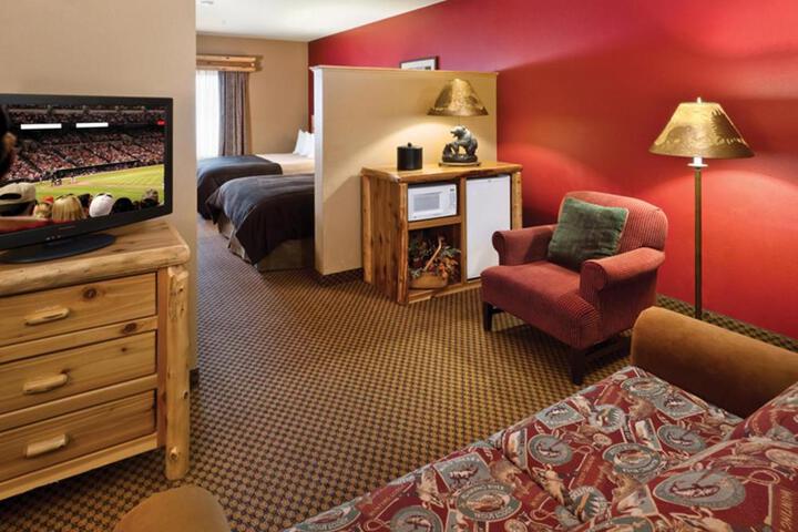 2 Queen Beds Accessible Room Bathtub with Grabs (1 of 2)