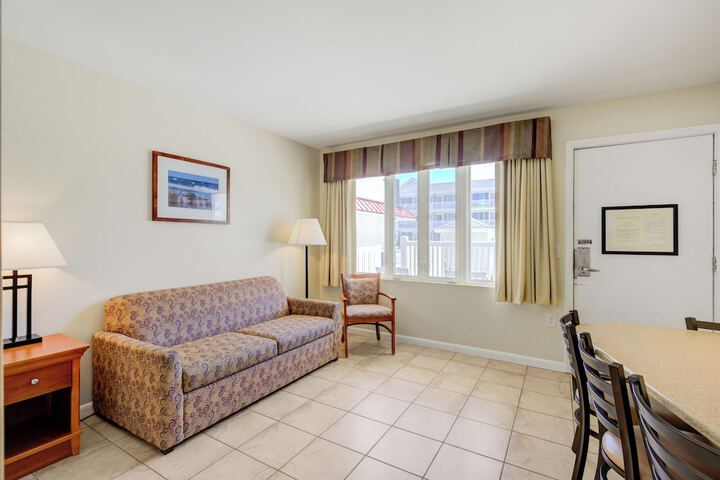 Traditional Suite 1 King Bed with Sofa Bed (17 of 23)