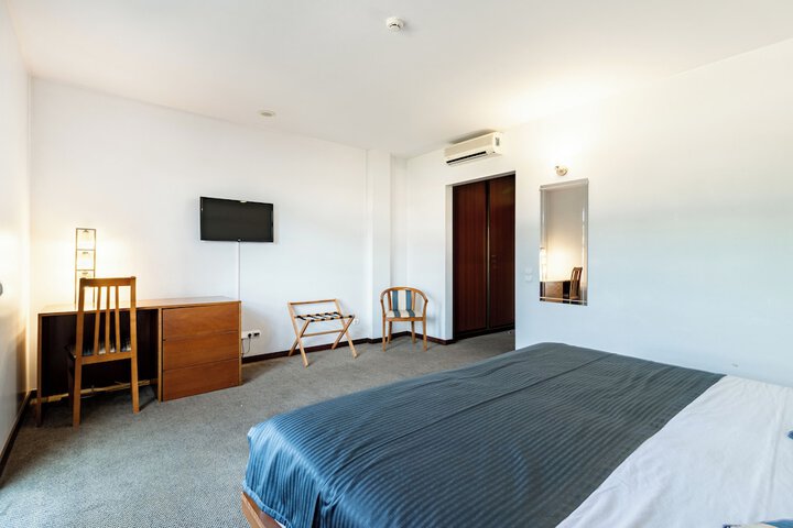 Room 10 of 80