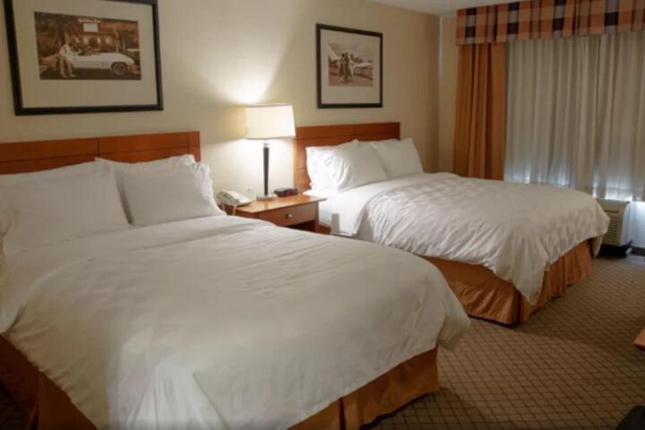 2 Queen Beds (2 of 10)