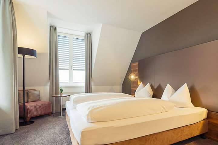 Room 4 of 8