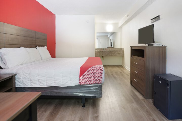 1 King Bed (2 of 12)