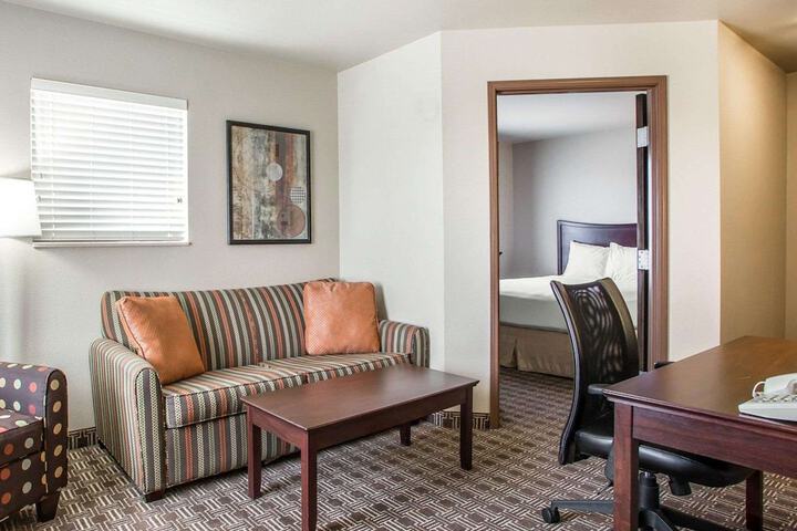 1 King Bed Business Room Efficiency Suite Upgrade (16 of 30)