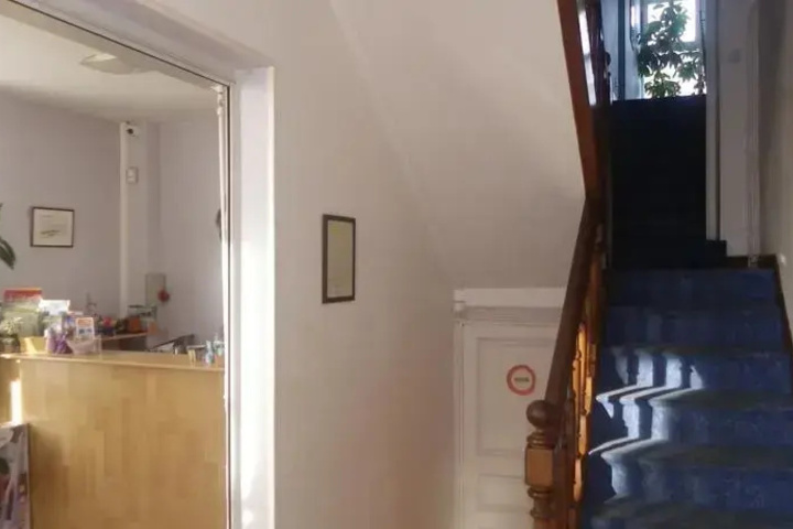 Room 6 of 10