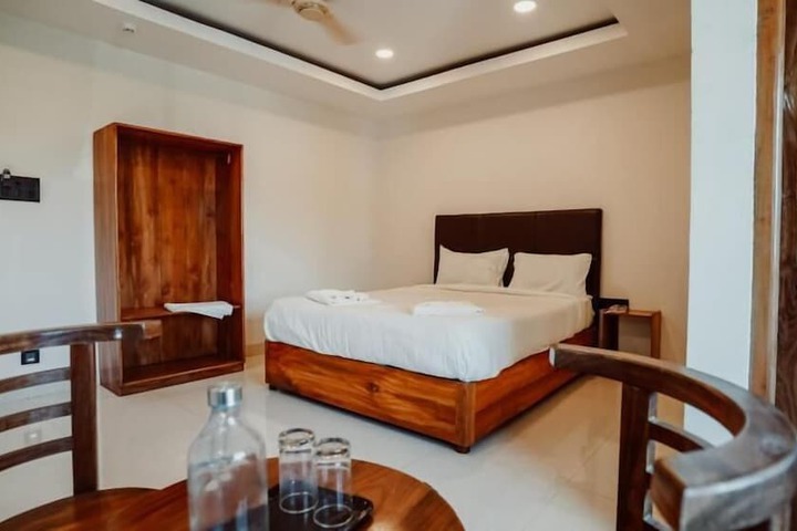 Room 2 of 32