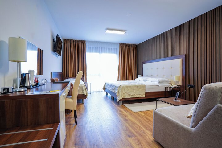 Room 12 of 90