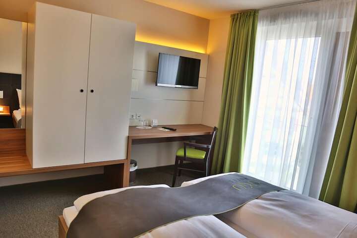 Room 13 of 38