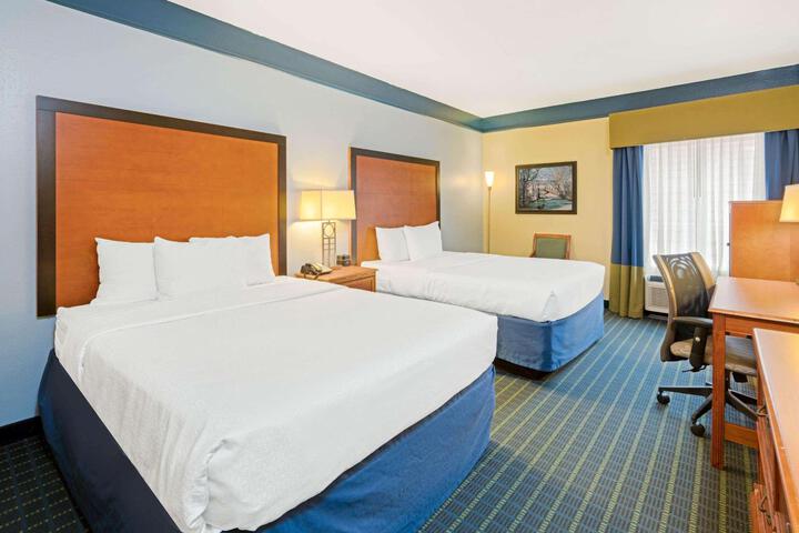 2 Queen Beds (5 of 9)