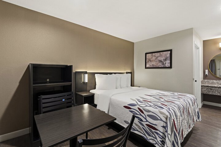 1 Queen Bed (3 of 12)
