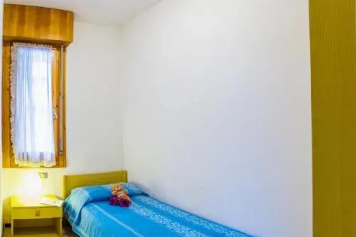Room 5 of 12