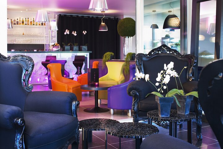 Lounge 53 of 68
