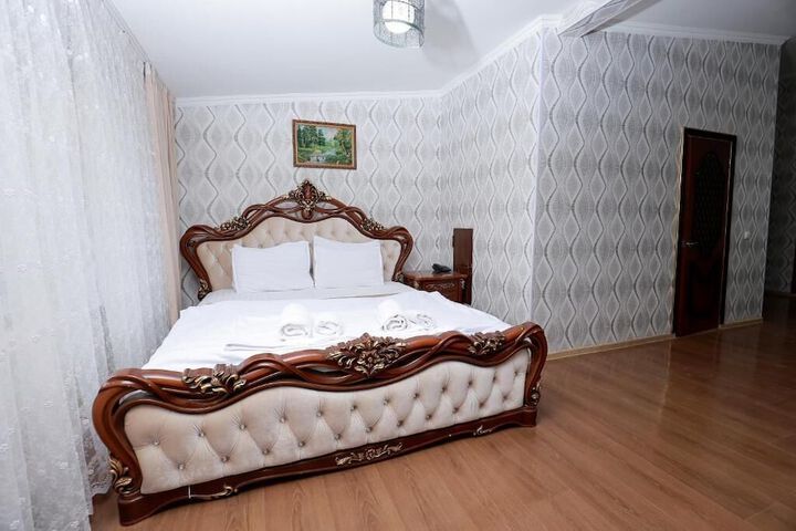 Room 5 of 11